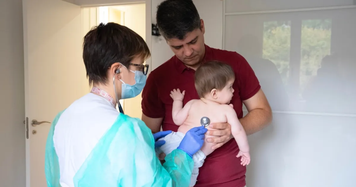Dra. Astrid Batlle visitant un pacient a casa, programa SJD a Casa - Hospital Sant Joan de Déu Barcelona