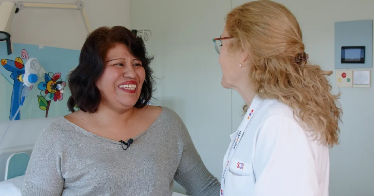 Carmen Martínez y la Dra Vicky Fumadó en Sant Joan de Déu Carmen Martínez y la Dra Vicky Fumadó en Sant Joan de Déu