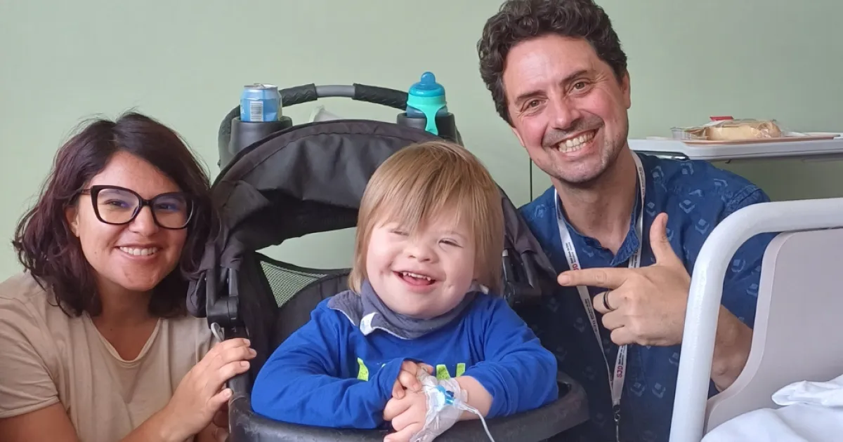 Fernando Panzino con un paciente y su madre - SJD Barcelona Children's Hospital