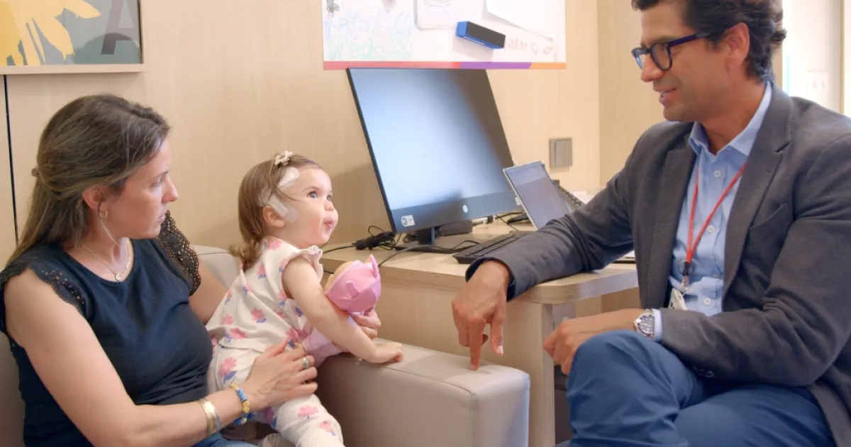 Andrés Morales with a patient and her family at SJD Barcelona Andrés Morales with a patient and her family at SJD Barcelona