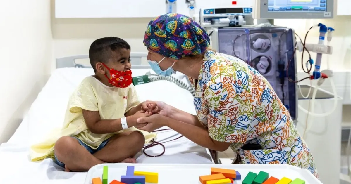 Paciente de oncología acompañado de una enfermera del Hospital Sant Joan de Déu Barcelona