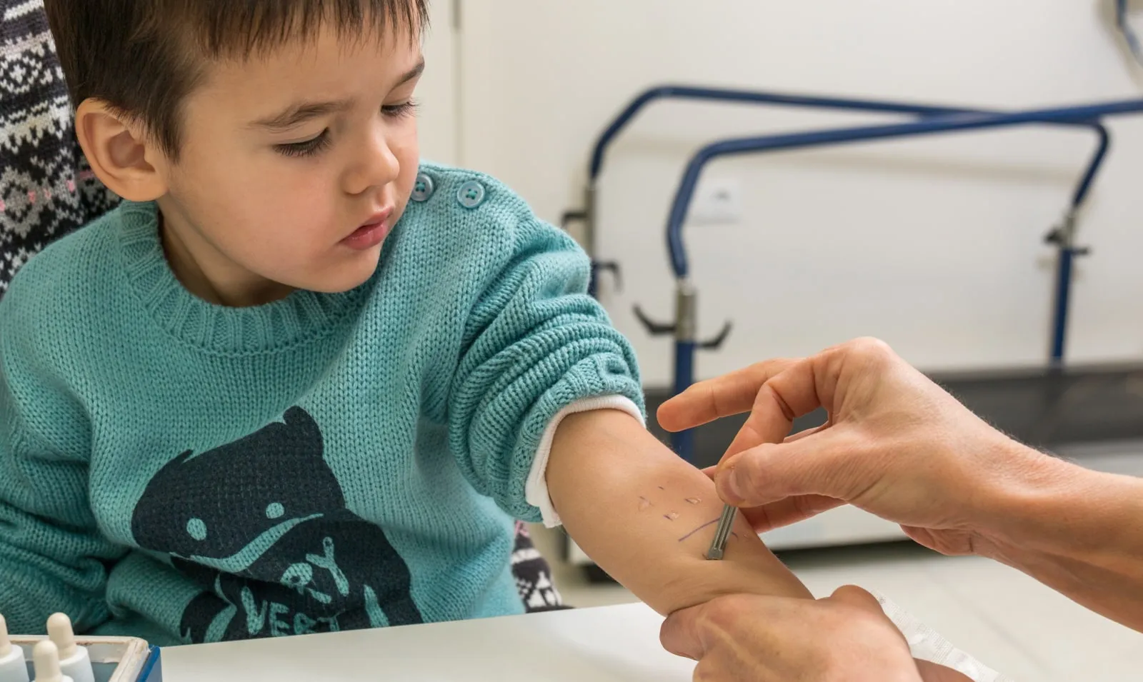 Prueba de alergia a un niño en el Servicio de Alergia e Inmunología Clínica del Hospital Sant Joan de Déu Barcelona