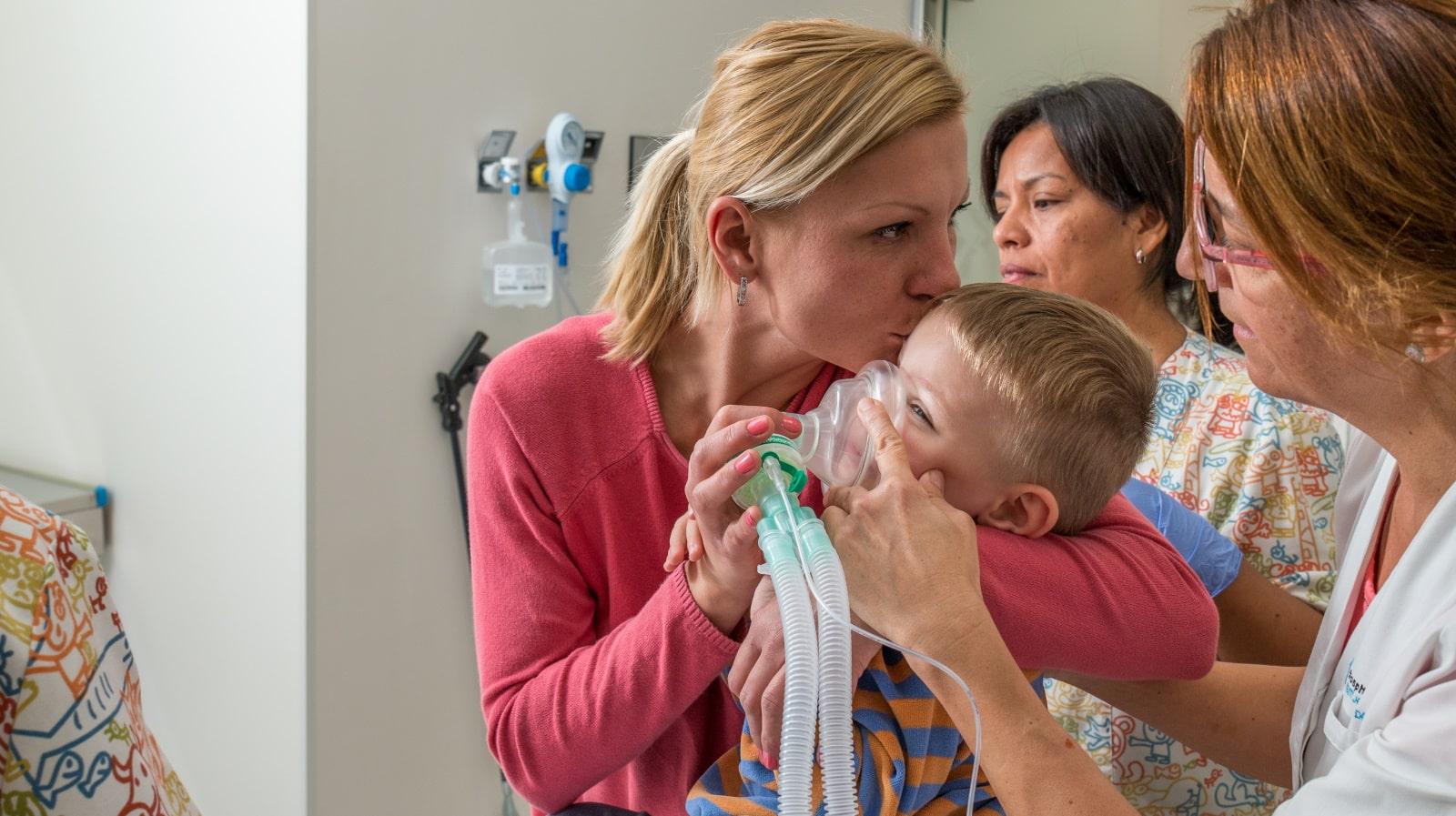 Un pacient amb la seva mare abans d'un procediment de gastroenterologia a l'Hospital de dia de Sant Joan de Déu Barcelona
