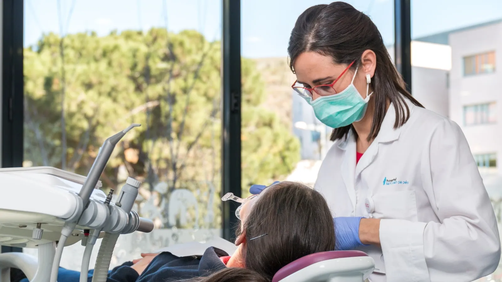 Consultes d'odontologia i ortodòncia de l'Hospital Sant Joan de Déu Barcelona Una professional atès un pacient en les consultes d'odontologia i ortodòncia de l'Hospital Sant Joan de Déu Barcelona