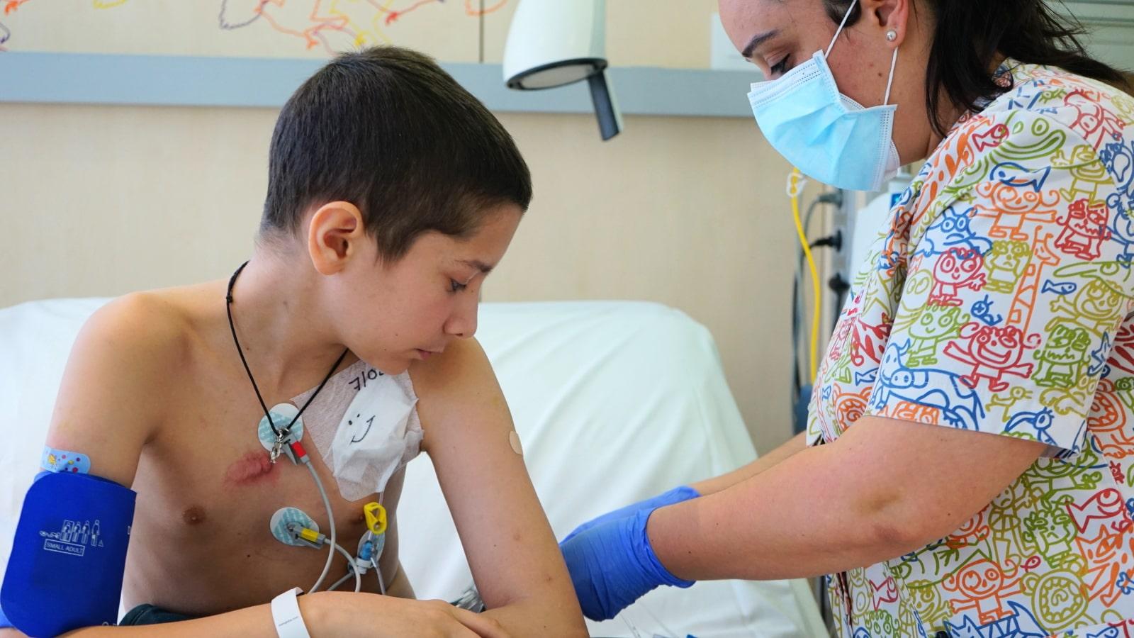 Un paciente de oncología infantil recibe tratamiento contra el cáncer en el Hospital Sant Joan de Déu Barcelona Un paciente de oncología infantil recibe tratamiento contra el cáncer en el Hospital Sant Joan de Déu Barcelona