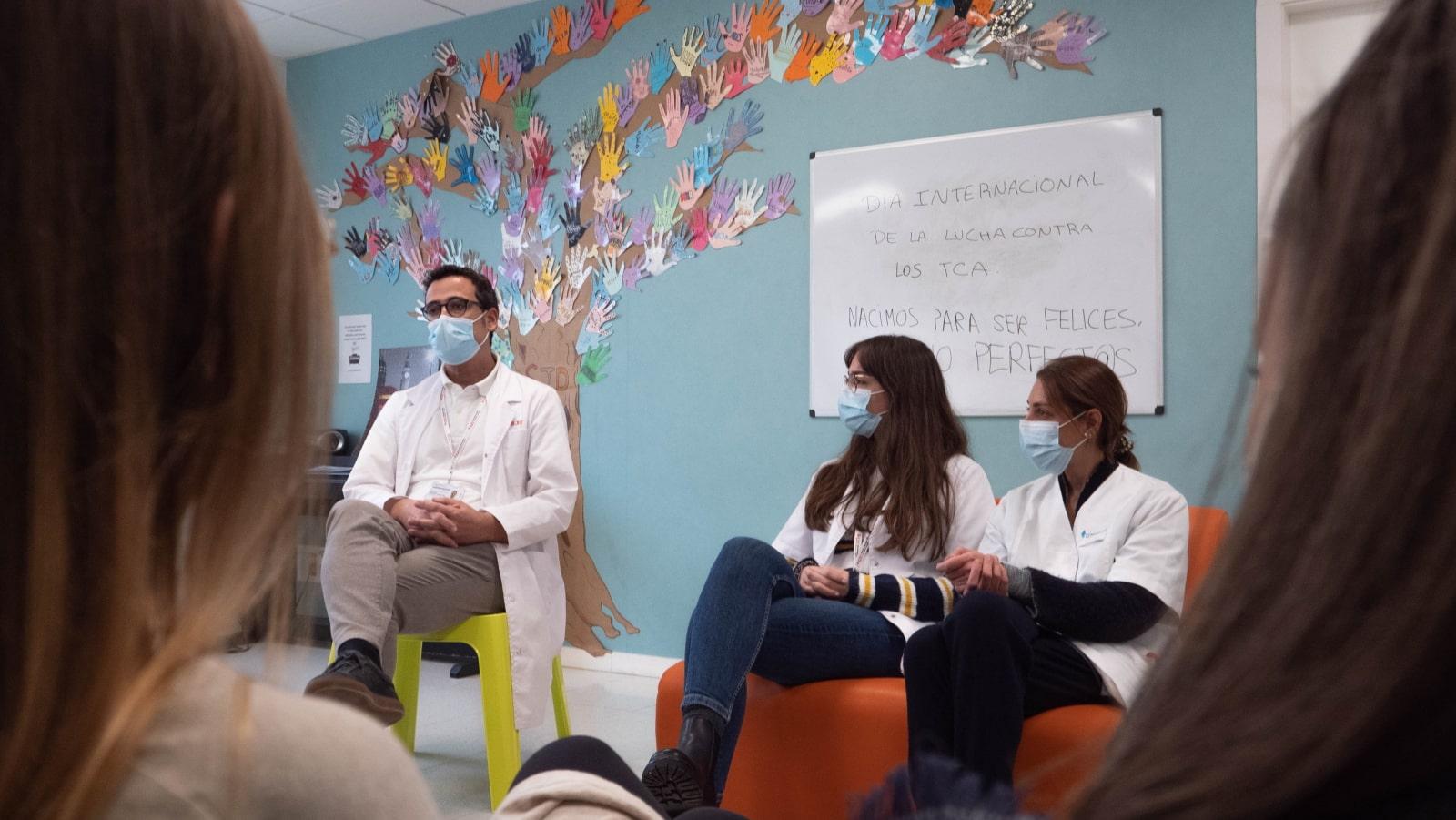 Un professional condueix una sessió grupal de salut mental infantil i juvenil a l'Hospital Sant Joan de Déu Barcelona Un professional condueix una sessió grupal de salut mental infantil i juvenil a l'Hospital Sant Joan de Déu Barcelona