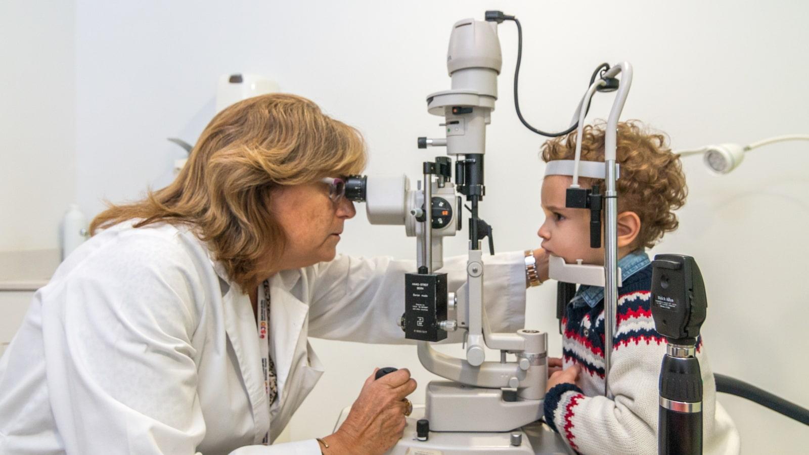 Un pacient i una oftalmòloga durant una exploració d'oftalmologia infantil a l'Hospital Sant Joan de Déu Barcelona Pacient i doctora durant exploració oftalmològica