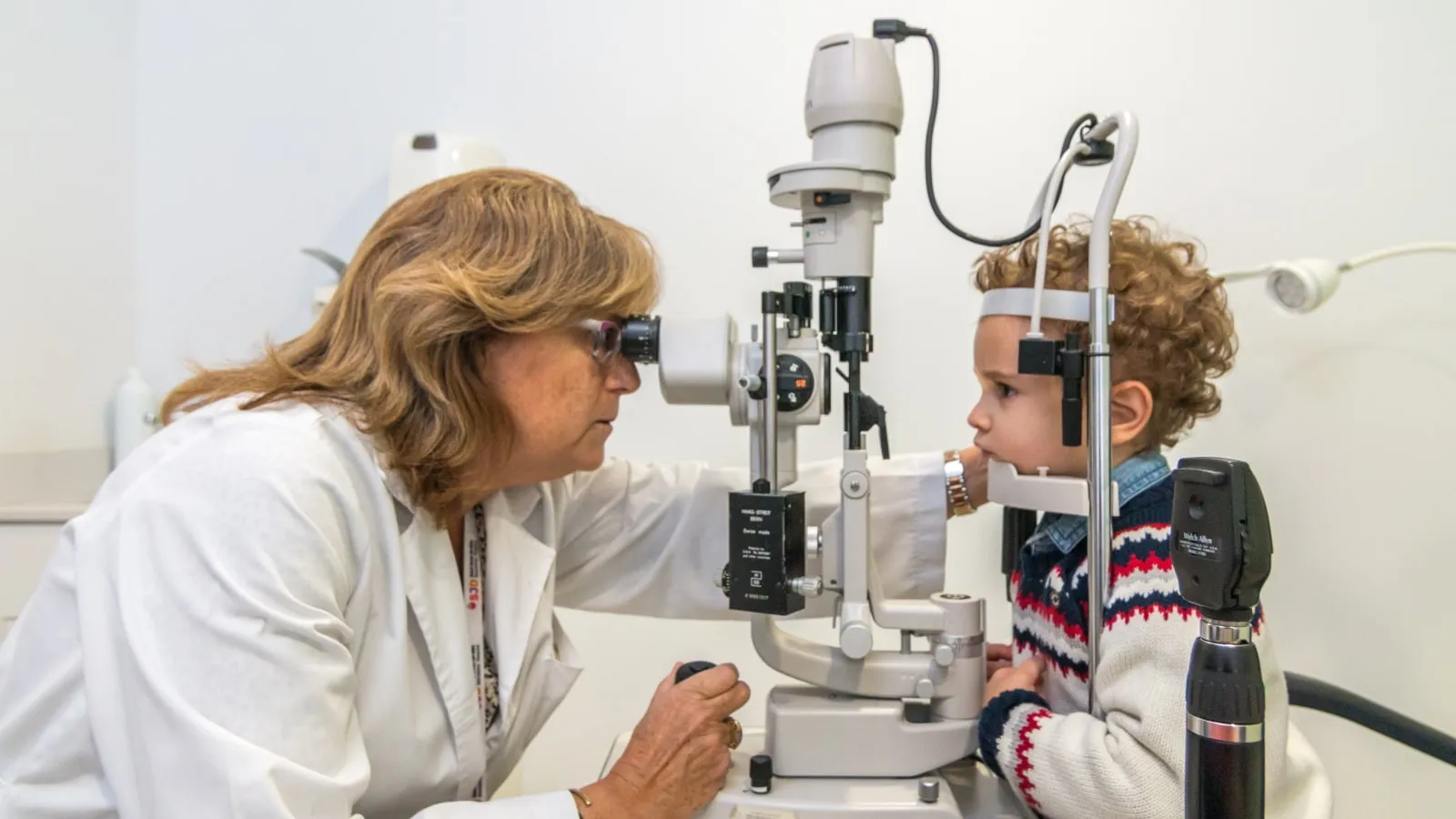 Un paciente y una oftalmóloga durante una exploración de oftalmología infantil en el Hospital Sant Joan de Déu Barcelona Paciente y doctora durante exploración oftalmológica