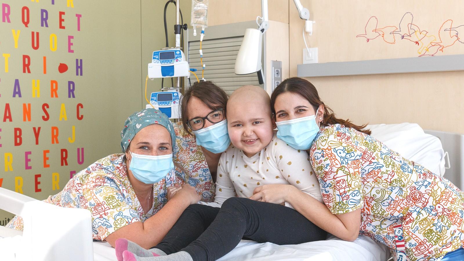 Paciente y enfermeras del SJD Pediatric Cancer Center Barcelona