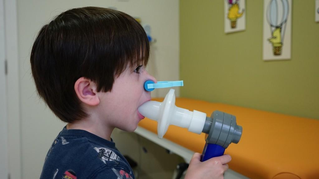 Infant fent una espirometria - Servei de Pneumologia de l'Hospital Sant Joan de Déu Barcelona Infant fent una espirometria - Servei de Pneumologia de l'Hospital Sant Joan de Déu Barcelona