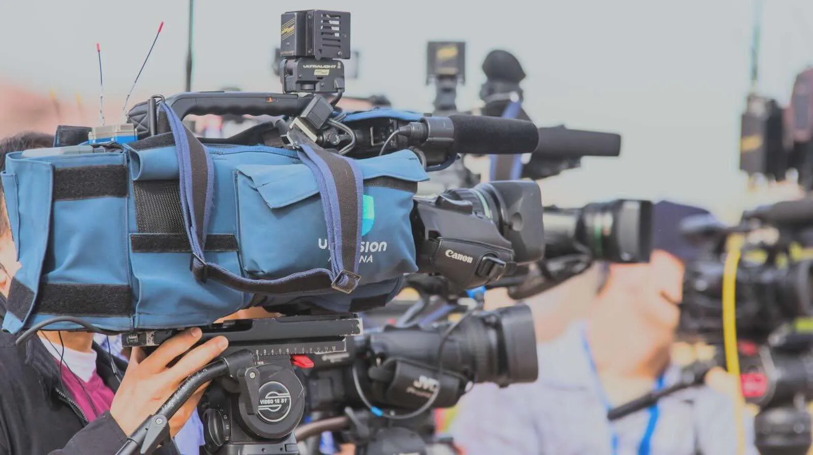 Generic image of photojournalists. Font: Unsplash. Autor: Matt C. Generic image of photojournalists