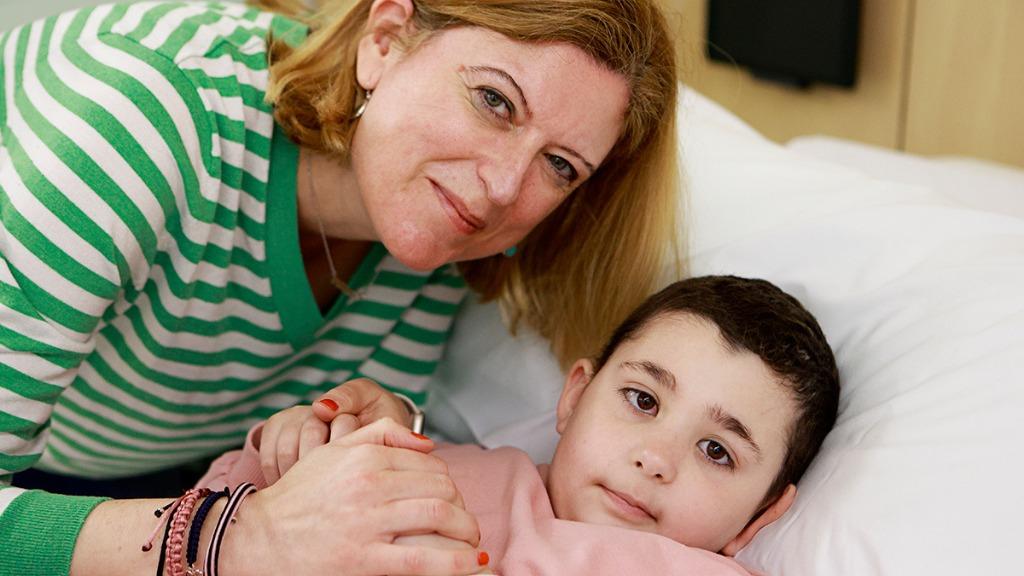 Mare i filla a l'habitació de l'Hospital Sant Joan de Déu Barcelona Mare i filla a l'habitació de l'Hospital Sant Joan de Déu Barcelona