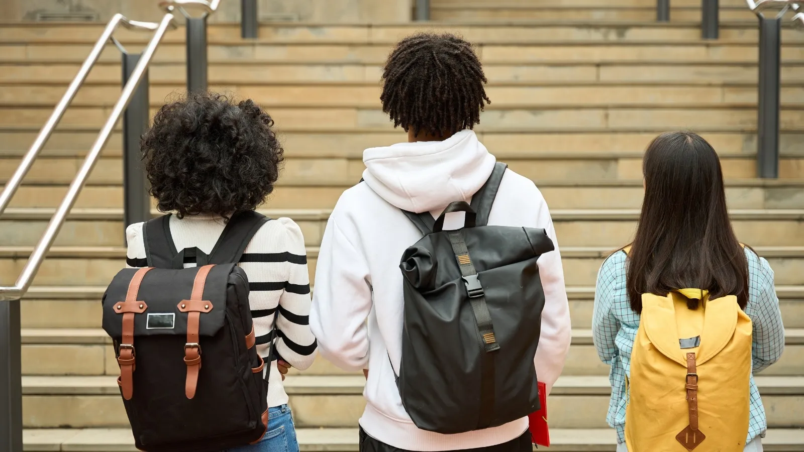 Adolescents amb motxilla - Hospital Sant Joan de Déu Barcelona Adolescents amb motxilla - Hospital Sant Joan de Déu Barcelona