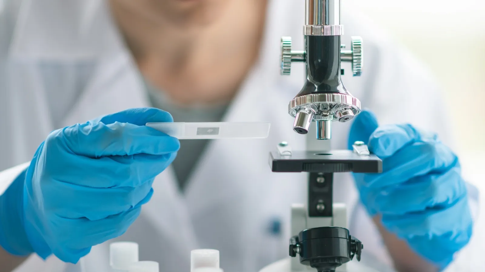 Investigadora trabajando ante un microscopio (imagen ilustrativa) - Hospital Sant Joan de Déu Barcelona