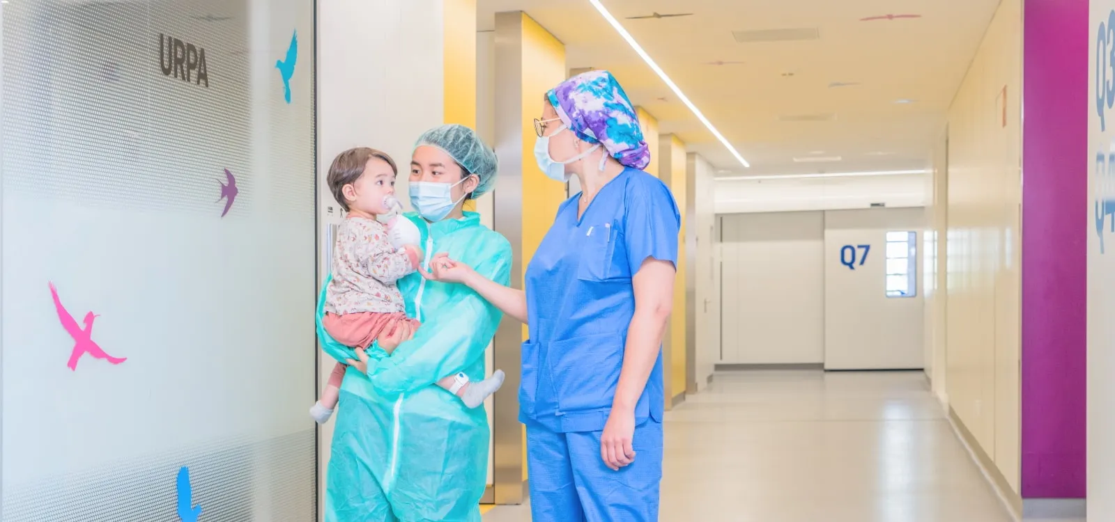 Un paciente y su madre, en los quirófanos del Hospital Sant Joan de Déu Paciente y madre en quirófanos Sant Joan de Déu