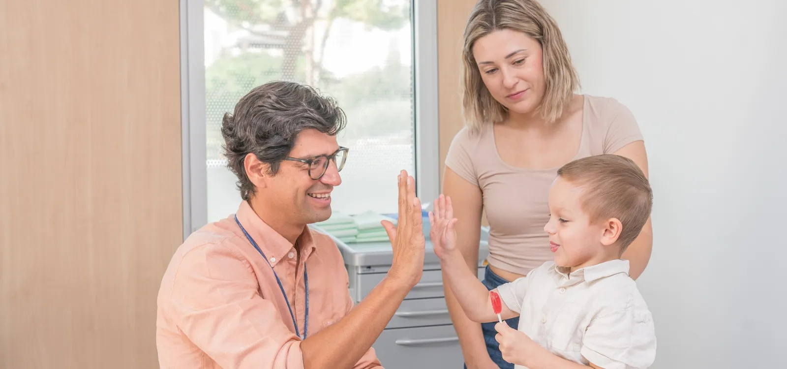 El doctor Andrés Morales, oncólogo, en consulta con un paciente internacional del SJD Barcelona Children's Hospital El doctor Andrés Morales, oncólogo, en consulta con un paciente internacional del SJD Barcelona Children's Hospital