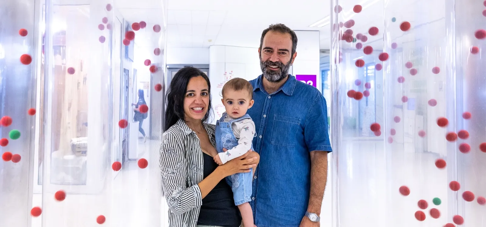 Familia en vestíbulo del Hospital Sant Joan de Déu Barcelona