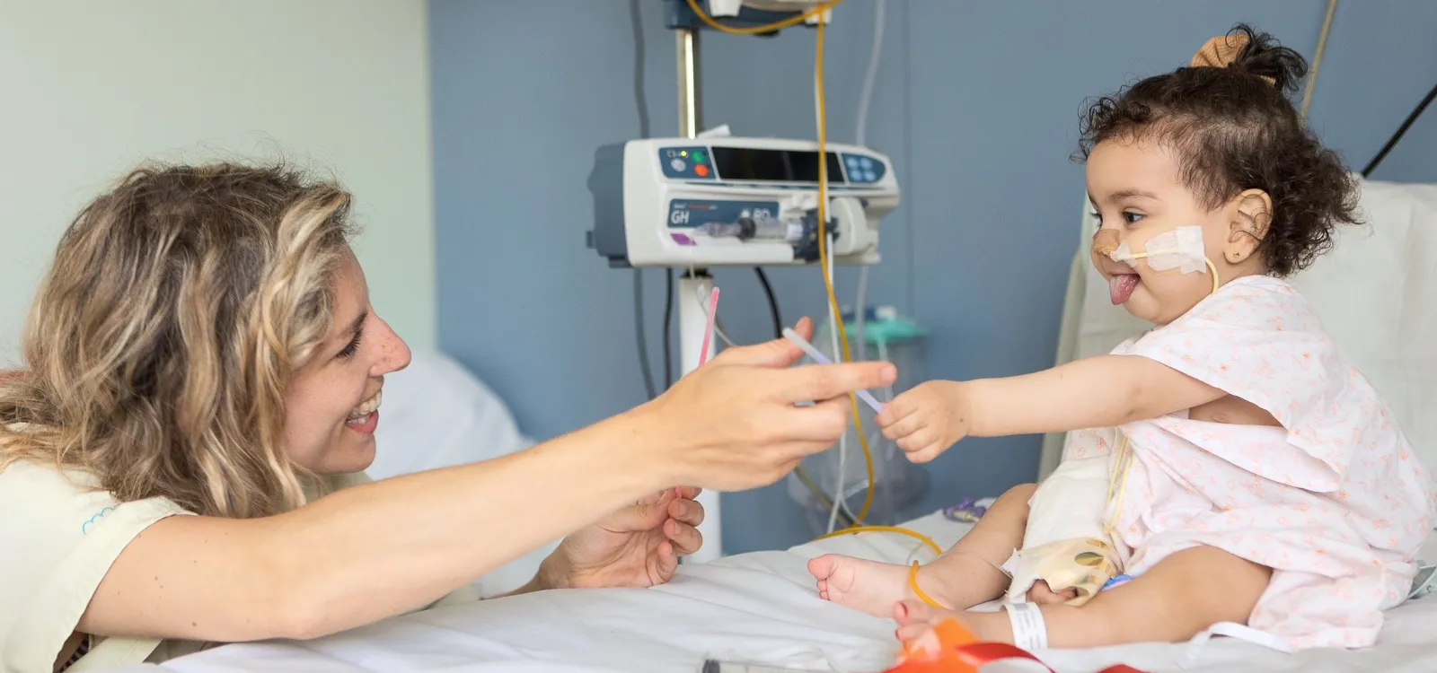 Niña pequeña en una habitación del Hospital Sant Joan de Déu Barcelona Niña pequeña en una habitación del Hospital Sant Joan de Déu Barcelona