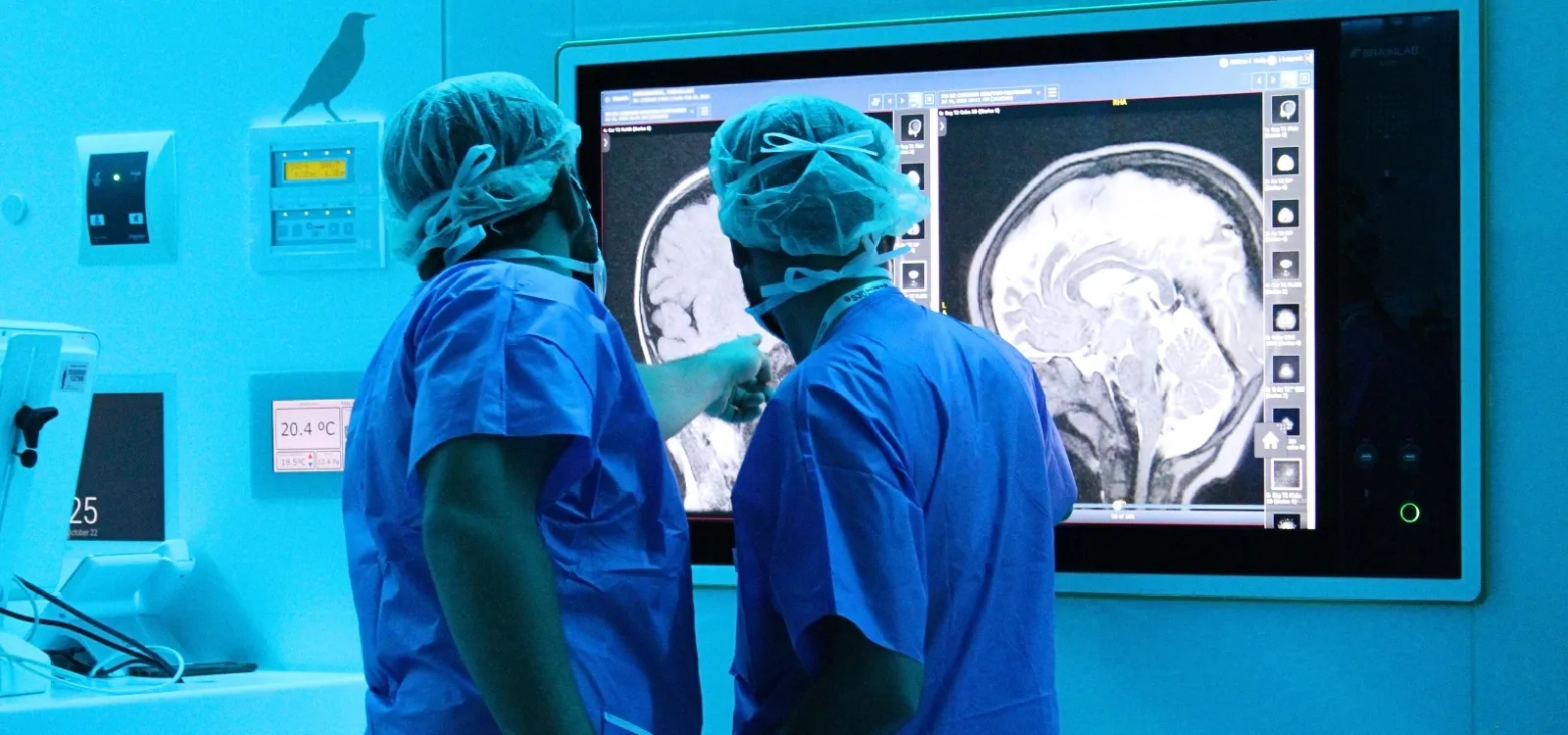 Cirujanos examinando radiografia de cerebro durante una operación - SJD Barcelona Children's Hospital