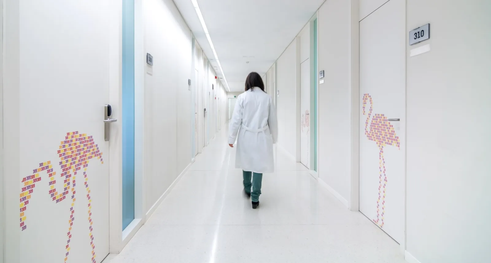 Profesional sanitario en un pasillo del Hospital Sant Joan de Déu Barcelona