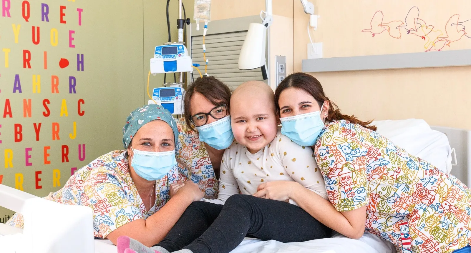 Paciente y enfermeras del SJD Pediatric Cancer Center Barcelona