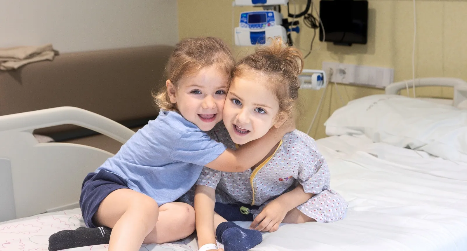 Pacient de l'SJD Pediatric Cancer Center amb la seva germana a l'habitació - Hospital Sant Joan de Déu Barcelona