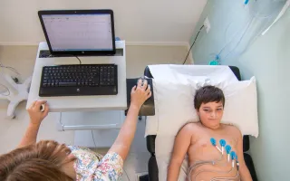 Enfermera especializada realiza un electrocardiograma un paciente en el Hospital Sant Joan de Déu Barcelona