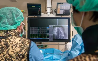 Equipo de profesionales durante una cardiocirugía en un niño en el Hospital Sant Joan de Déu Barcelona