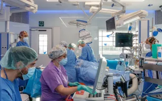 Professionals treballant en una cirurgia en els quiròfans de l'Hospital Sant Joan de Déu Barcelona