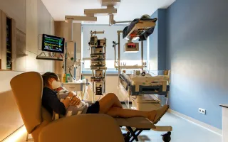 ”Madre con bebé en box del Servicio de Neonatología del Hospital Sant Joan de Déu Barcelona