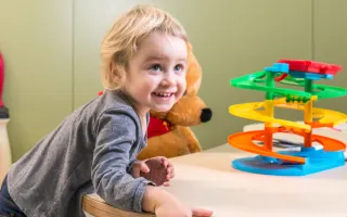 Niña sonriente en el Hospital Sant Joan de Déu Barcelona