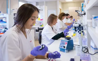 Investigadores del laboratorio de Oncología