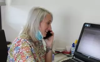 Una enfermera atiende una llamada telefónica en el Hospital Sant Joan de Déu Barcelona