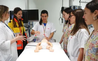 Profesionales durante una formación simulada en el Hospital Sant Joan de Déu Barcelona