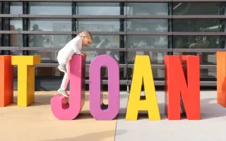 Niño en exterior de Hospital Sant Joan de Déu