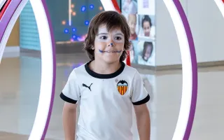 Niño con la cara pintada jugando en el vestíbulo del Hospital Sant Joan de Déu Barcelona