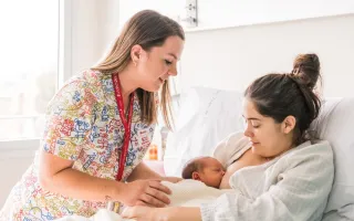 Mare amb nadó atesa per una llevadora a l'Hospital Sant Joan de Déu Barcelona