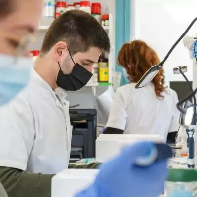 Equipo investigando en el Hospital Sant Joan de Déu quipo investigando en un laboratorio del Hospital Sant Joan de Déu Barcelona
