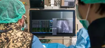 Equipo de profesionales durante una cardiocirugía en un niño en el Hospital Sant Joan de Déu Barcelona