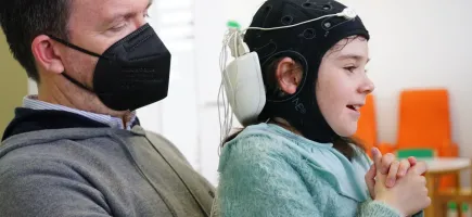 Neurología pediátrica en el Hospital Sant Joan de Déu Barcelona Una paciente durante un tratamiento de neurología infantil el Hospital Sant Joan de Déu Barcelona