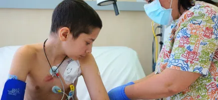 Un paciente de oncología infantil recibe tratamiento contra el cáncer en el Hospital Sant Joan de Déu Barcelona Un paciente de oncología infantil recibe tratamiento contra el cáncer en el Hospital Sant Joan de Déu Barcelona
