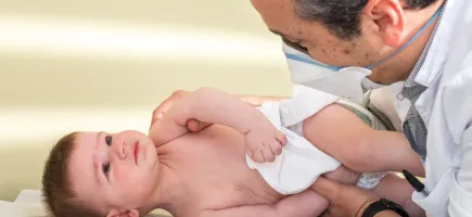 Un bebé visitado por un profesional de traumatología infantil del Hospital Sant Joan de Déu Barcelona Un bebé visitado por un profesional de traumatología infantil del Hospital Sant Joan de Déu Barcelona