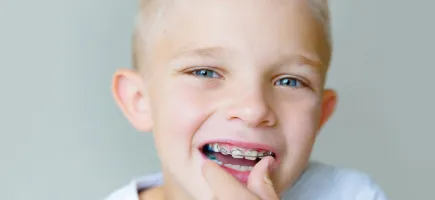Niño con braquets Niño con braquets