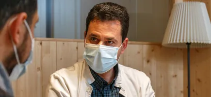 Trabajador social atendiendo a un familiar Trabajador social atendiendo a un familiar en el Hospital Sant Joan de Déu