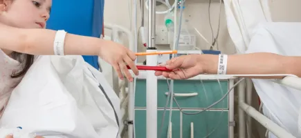 Fotografía de dos pacientes ingresados en el Hospital Sant Joan de Déu Barcelona