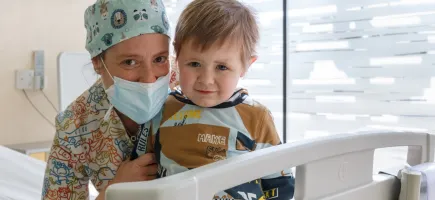 Enfermera y paciente en un box del Hospital Sant Joan de Déu