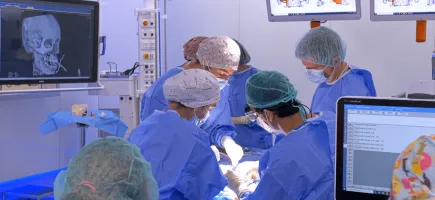 Extracción de un tumor en el Hospital Sant Joan de Déu Barcelona Extracción de un tumor en el Hospital Sant Joan de Déu Barcelona
