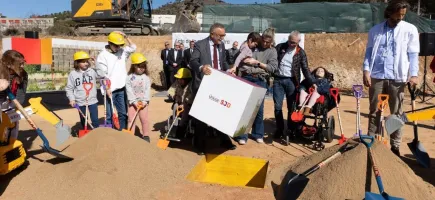 Moment de l'acte de primera pedra de l'edifici Únicas SJD