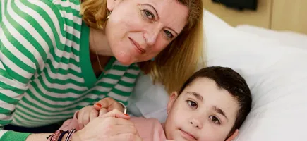 Mare i filla a l'habitació de l'Hospital Sant Joan de Déu Barcelona