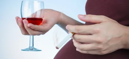 Dona embarassada bevent alcohol i fumant - Hospital Sant Joan de Déu Barcelona Dona embarassada bevent alcohol i fumant - Hospital Sant Joan de Déu Barcelona